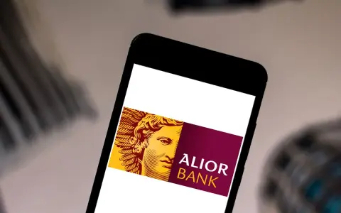 Logo Alior Bank na ekranie smartfona. Szybkie przelewy i płatności z bic swift Alior Bank.