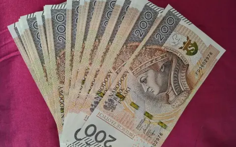 Stos 200-złotowych banknotów. Zastanawiasz się, ile można wpłacić na konto bez kontroli?