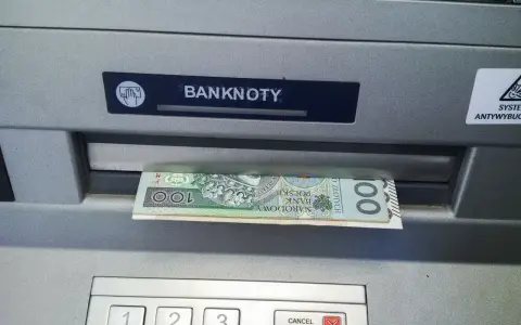 Zostawiłem pieniądze w bankomacie. Stos banknotów 100 zł wystaje z otworu na banknoty.