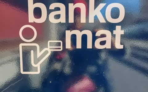 Bankomat Santander. Znak osoby z kartą. Sprawdź limit wypłaty gotówki w oddziale.