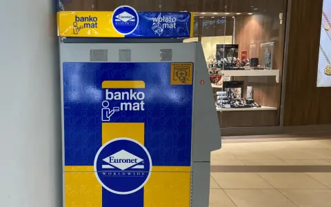 Bankomat Euronet z funkcją wpłatomatu. Sprawdź, czy jest prowizja przed transakcją.