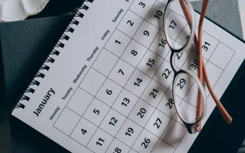 Okulary na kalendarzu z datami, planowanie wypłat kindergeld.