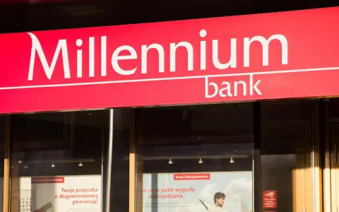 Logo banku Millennium. W pobliżu znajduje się wplatomat, gdzie można wygodnie wpłacić pieniądze.