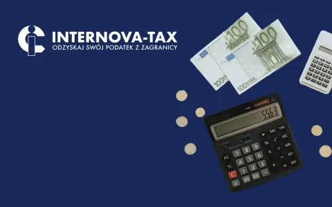 Euro banknoty, monety i kalkulatory symbolizują rozliczenia podatkowe, w tym nieograniczony obowiązek podatkowy w Niemczech. INTERNOVA-TAX pomoże odzyskać podatek.