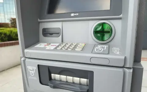 Bankomat mBank. Szybka wypłata gotówki z bankomatu, wystarczy zbliżyć kartę i wpisać PIN.