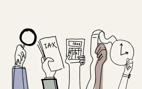 Ręce trzymają lupę, dokument "TAX", kalkulator i zegar. Rozważasz podatki w Niemczech?