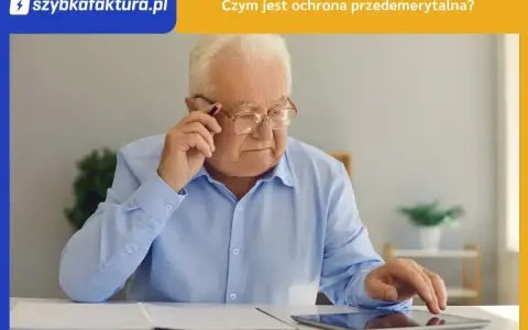 Starszy mężczyzna w okularach, z długopisem przy uchu, korzysta z tabletu. Temat: ochrona przedemerytalna.