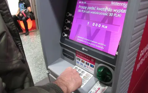 Wpisuję kwotę 1000 PLN na bankomacie Millennium, aby dokonać wypłaty.
