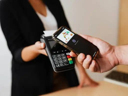 Szybka revolut płatność telefonem NFC zbliżeniowo. Transakcja gotowa!