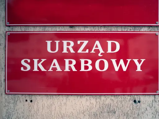 Tablica "Urząd Skarbowy". Zastanawiasz się, jaka kwota przelewu bez kontroli jest bezpieczna? Lepiej nie ryzykować.