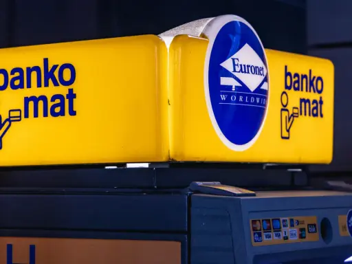 Żółty bankomat Euronet z napisem "bankomat". Można tu wpłacić pieniądze, korzystając z kart Visa, Mastercard i innych.