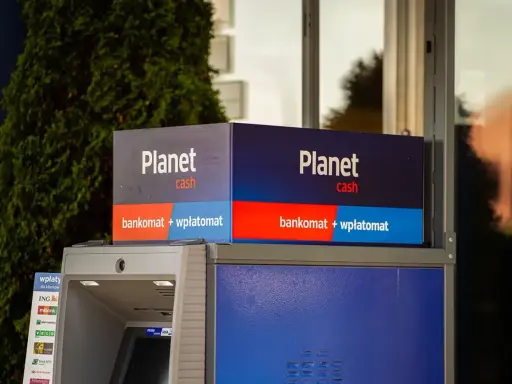 Bankomat Planet Cash z funkcją wpłatomatu. Sprawdź planet cash limit wypłaty, aby poznać dostępne opcje.