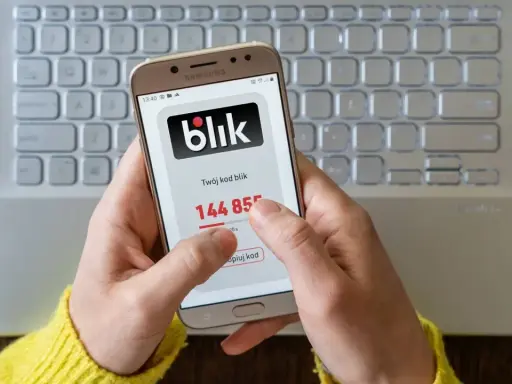 Dostałem przelew przez pomyłkę! Na ekranie telefonu widzę kod Blik, który zaraz skopiuję, by zwrócić pieniądze.