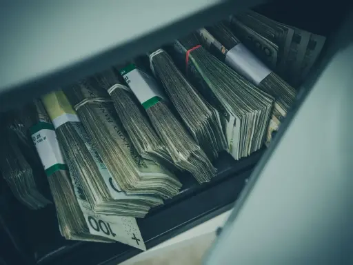 Stosy banknotów w oparciu o oszczędności w gotówce a urząd skarbowy.