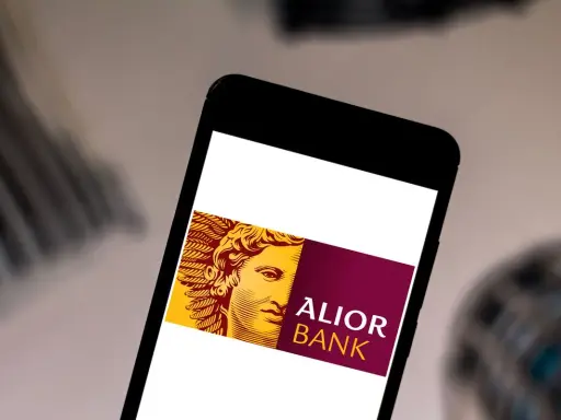 Logo Alior Bank na ekranie smartfona. Szybkie przelewy i płatności z bic swift Alior Bank.