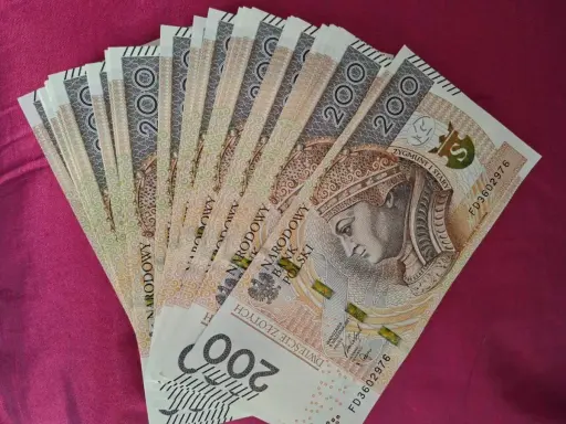 Stos 200-złotowych banknotów. Zastanawiasz się, ile można wpłacić na konto bez kontroli?