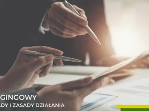 Dłonie analizują wykresy, sugerując strategię dla funduszu hedgingowego.