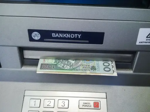 Zostawiłem pieniądze w bankomacie. Stos banknotów 100 zł wystaje z otworu na banknoty.