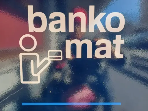 Bankomat Santander. Znak osoby z kartą. Sprawdź limit wypłaty gotówki w oddziale.