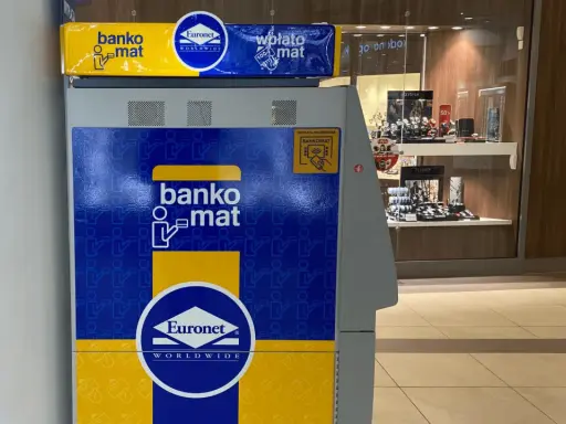 Bankomat Euronet z funkcją wpłatomatu. Sprawdź, czy jest prowizja przed transakcją.