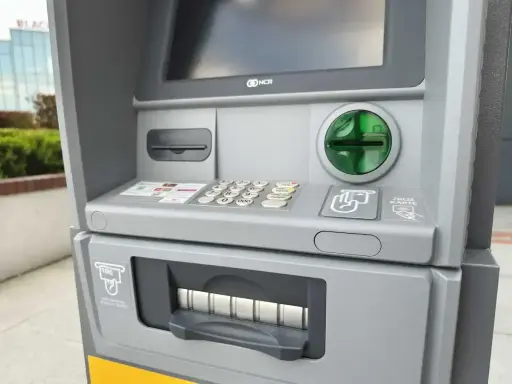 Bankomat mBank. Szybka wypłata gotówki z bankomatu, wystarczy zbliżyć kartę i wpisać PIN.