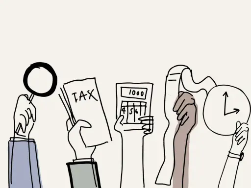 Ręce trzymają lupę, dokument "TAX", kalkulator i zegar. Rozważasz podatki w Niemczech?