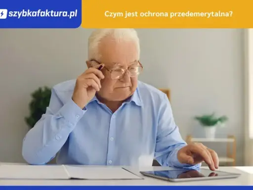 Starszy mężczyzna w okularach, z długopisem przy uchu, korzysta z tabletu. Temat: ochrona przedemerytalna.