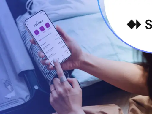 Osoba korzysta z aplikacji Skrill na telefonie, zarządzając finansami. Skrill to platforma płatności online.