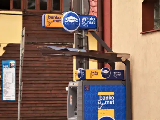 Bankomat Euronet, gdzie łatwo dowiesz się, jak wpłacić pieniądze na konto.