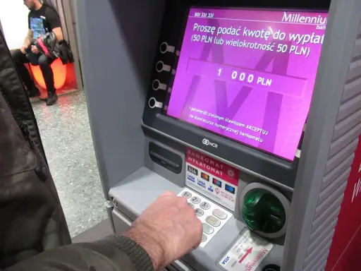Wpisuję kwotę 1000 PLN na bankomacie Millennium, aby dokonać wypłaty.