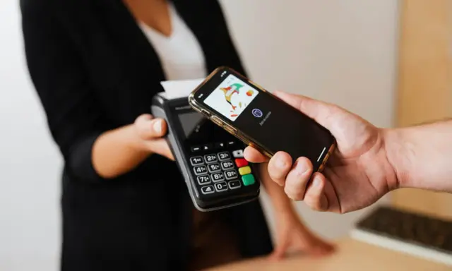 Szybka revolut płatność telefonem NFC zbliżeniowo. Transakcja gotowa!
