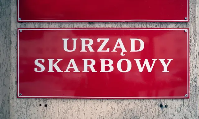 Tablica "Urząd Skarbowy". Zastanawiasz się, jaka kwota przelewu bez kontroli jest bezpieczna? Lepiej nie ryzykować.