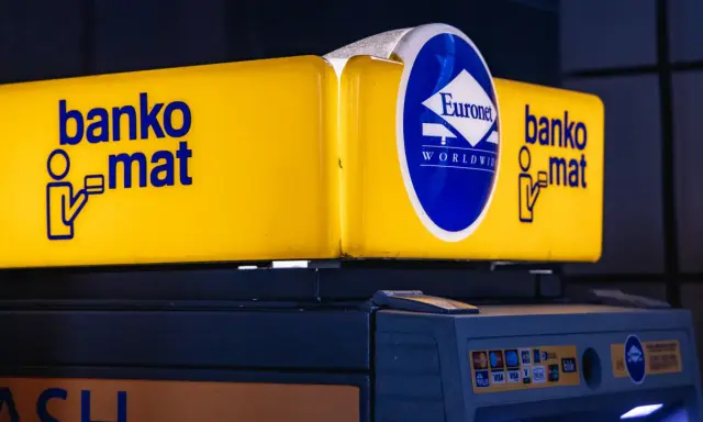 Żółty bankomat Euronet z napisem "bankomat". Można tu wpłacić pieniądze, korzystając z kart Visa, Mastercard i innych.