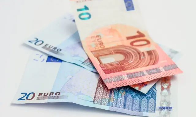 Euro banknoty 10 i 20. Zastanawiasz się, ile wynosi socjal w Niemczech?