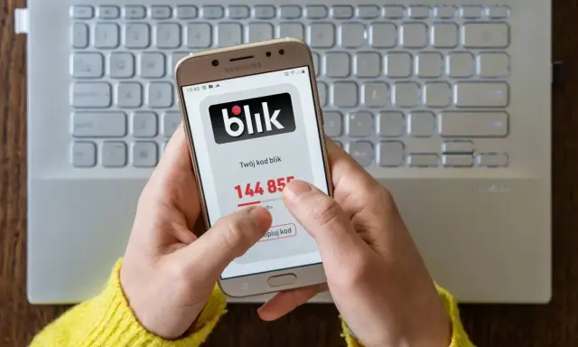 Dostałem przelew przez pomyłkę! Na ekranie telefonu widzę kod Blik, który zaraz skopiuję, by zwrócić pieniądze.