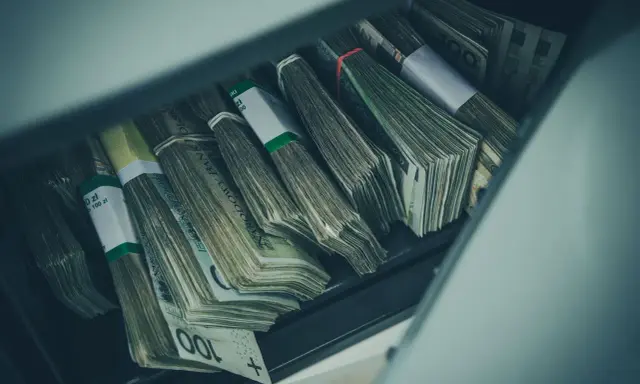 Stosy banknotów w oparciu o oszczędności w gotówce a urząd skarbowy.