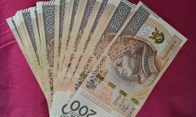 Stos 200-złotowych banknotów. Zastanawiasz się, ile można wpłacić na konto bez kontroli?