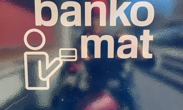 Bankomat Santander. Znak osoby z kartą. Sprawdź limit wypłaty gotówki w oddziale.