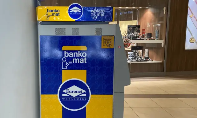 Bankomat Euronet z funkcją wpłatomatu. Sprawdź, czy jest prowizja przed transakcją.