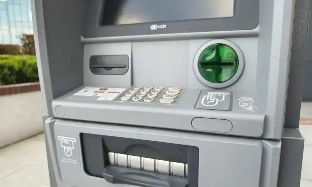 Bankomat mBank. Szybka wypłata gotówki z bankomatu, wystarczy zbliżyć kartę i wpisać PIN.