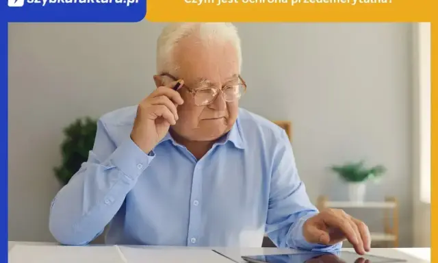 Starszy mężczyzna w okularach, z długopisem przy uchu, korzysta z tabletu. Temat: ochrona przedemerytalna.