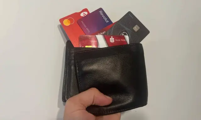 Portfel z kartami: Revolut, Mastercard, Pekao, Bank Polski. Michał Krol. Korzystanie z cudzej karty płatniczej za zgodą.