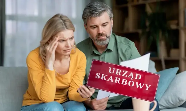 Para zmartwiona analizuje dokumenty, trzymając tabliczkę "Urząd Skarbowy". Rozważają wspólne rozliczenie bez ślubu.