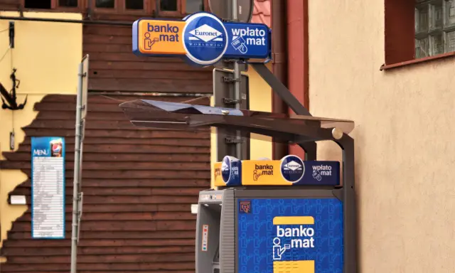 Bankomat Euronet, gdzie łatwo dowiesz się, jak wpłacić pieniądze na konto.
