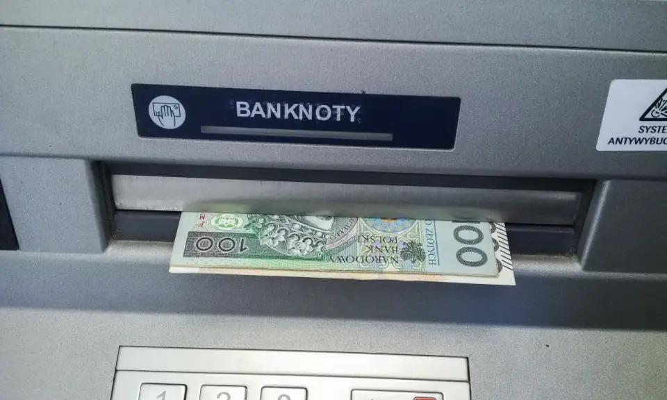 Zostawiłem pieniądze w bankomacie. Stos banknotów 100 zł wystaje z otworu na banknoty.
