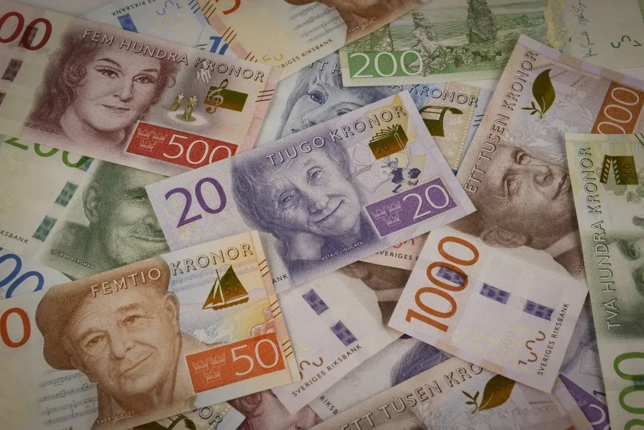 Szwedzka waluta to korona. Na zdjęciu widać banknoty o nominałach 20, 50, 200, 500 i 1000 koron szwedzkich.