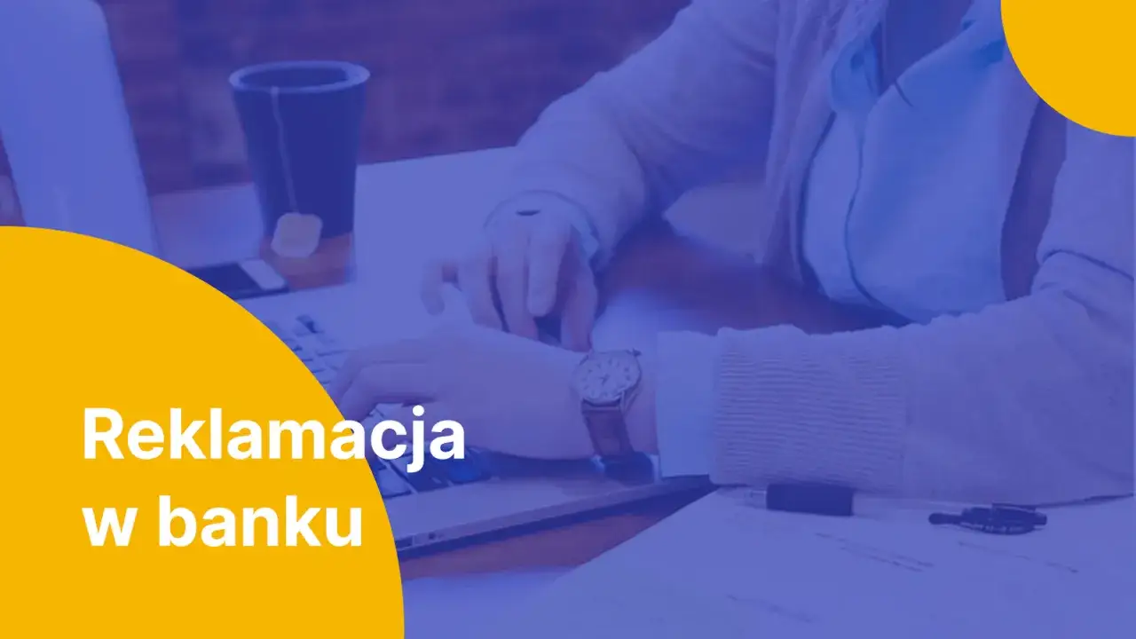 Kobieta pisze reklamację w banku, być może dotyczy ona transakcji z millennium.