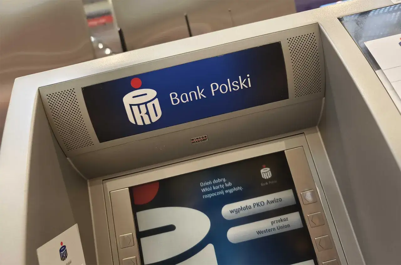 Bankomat PKO Banku Polskiego gotowy do wypłaty got&oacute;wki. Wpisz PIN i wybierz opcję 
