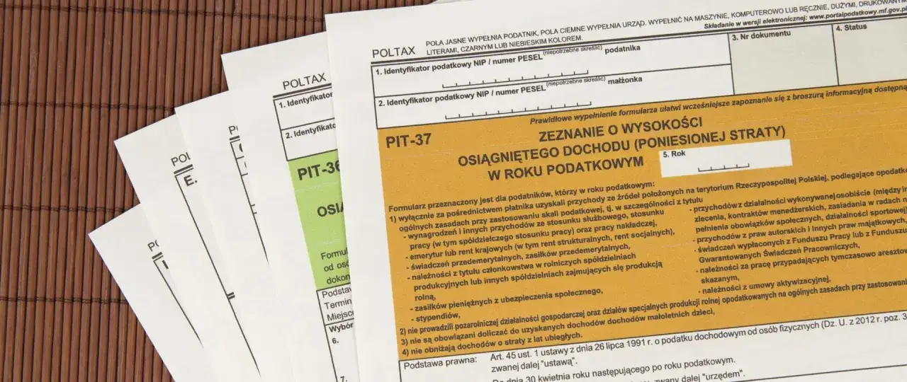 Formularze PIT-37 i PIT-36, dokumenty do rozliczenia dochodów. Wypełnianie ich może być kluczowe dla zrozumienia nieograniczonego obowiązku podatkowego w Niemczech.