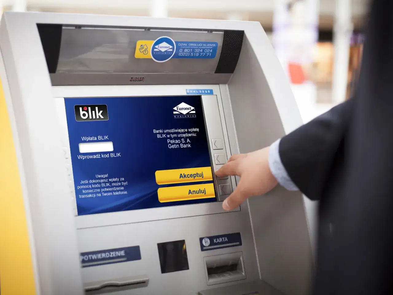 Czy da się wyplacic pieniadze bez karty? Tak, wpłata BLIK na bankomatach Euronet to potwierdzenie. Wprowadź kod BLIK i zaakceptuj.